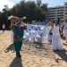 Il corteo, giunto a Pane e Pomodoro...